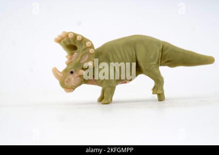 Dinosaurier-Plastikspielzeug auf weißem, kindheitliches Konzept Stockfoto
