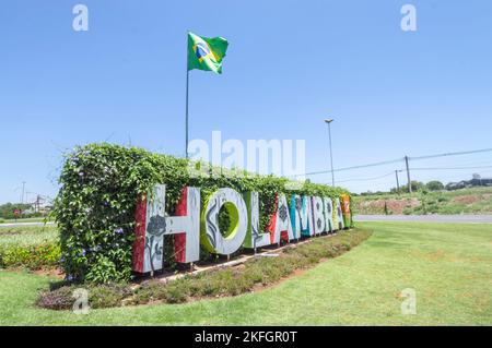 Holambra-sp, brasil-November 17,2022 Stadteingangsschild geschrieben den Namen der Stadt. Stockfoto