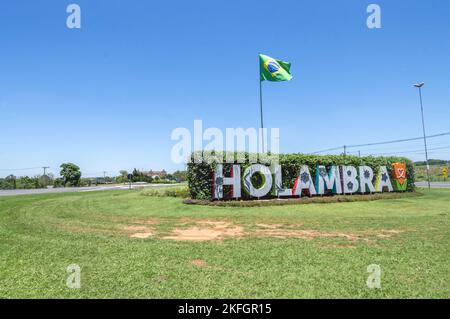 Holambra-sp, brasil-November 17,2022 Stadteingangsschild geschrieben den Namen der Stadt. Stockfoto