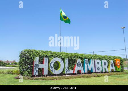 Holambra-sp, brasil-November 17,2022 Stadteingangsschild geschrieben den Namen der Stadt. Stockfoto