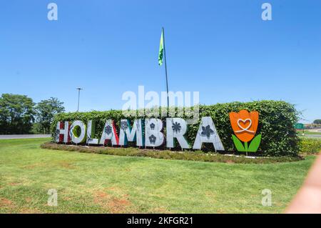 Holambra-sp, brasil-November 17,2022 Stadteingangsschild geschrieben den Namen der Stadt. Stockfoto