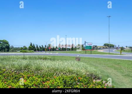 Holambra-sp,brasil-november 17,2022 Stadteingang Gärten mit Stadtportal im Hintergrund. Stockfoto