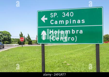 Holambra-sp, brasil-November 17,2022 Beschilderung der Stadt campinas-sp auf der linken Seite und holambra-sp voraus. Stockfoto