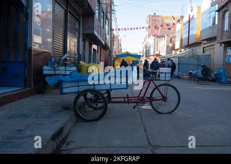 Puno, Peru - Juli 28 2022: Dreirad mit einer Schubkarre davor geparkt, um schwere Dinge zu tragen und als Lieferer zu arbeiten Stockfoto