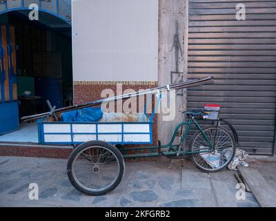 Puno, Peru - Juli 28 2022: Dreirad mit einer Schubkarre davor geparkt, um schwere Dinge zu tragen und als Lieferer zu arbeiten Stockfoto