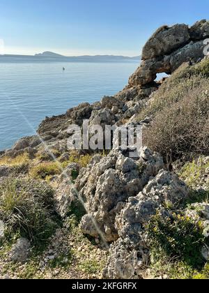 Formia, Italien. Blick auf die unberührte Küste des Mittelmeers im Parco di Gianola e Monte di Scauri. Durch Erosion geformte Felsformationen. Stockfoto