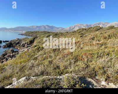 Formia, Italien. Blick auf die unberührte Küste des Mittelmeers im Parco di Gianola e Monte di Scauri. Stockfoto