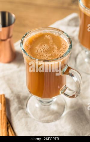 Boozy Warm Hot Buttered Rum mit Zimt und Gewürzen Stockfoto