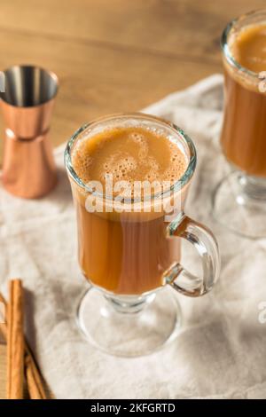 Boozy Warm Hot Buttered Rum mit Zimt und Gewürzen Stockfoto