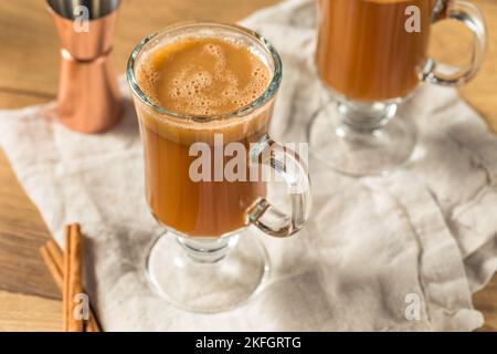 Boozy Warm Hot Buttered Rum mit Zimt und Gewürzen Stockfoto