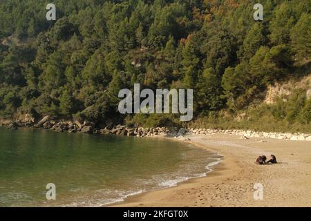 Spiaggia dei Sassolini im Winter, kleiner Strand in Minturno, Italien Stockfoto