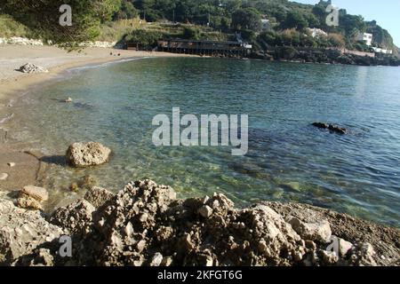 Spiaggia dei Sassolini im Winter, kleiner Strand in Minturno, Italien Stockfoto