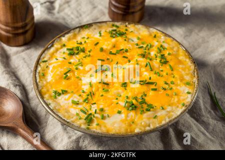 Hausgemachte, kitschige Kartoffelpüree mit Sour Cream und Schnittlauch Stockfoto