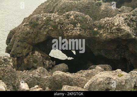 Parco di Gianola e Monte di Scauri, Italien. Erodierte Felsformationen an der Mittelmeerküste. Stockfoto