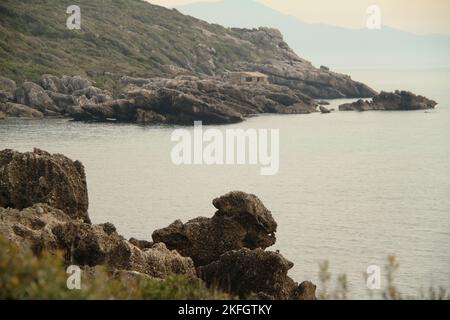 Parco di Gianola e Monte di Scauri, Italien. Felsformationen an der Mittelmeerküste. Stockfoto