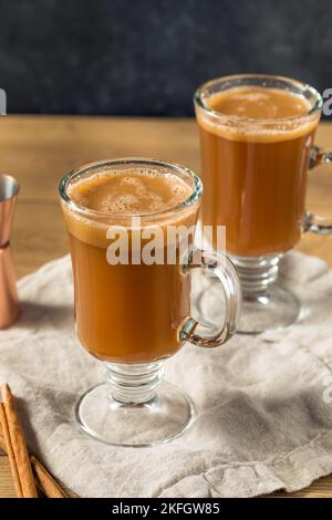 Boozy Warm Hot Buttered Rum mit Zimt und Gewürzen Stockfoto