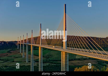 Das Viadukt von Millau führt über die Bundesstraße A75, bekannt als „La Meridienne“, das Tal des Flusses Tarn in Aveyron, Midi-Pyrenees, Frankreich Stockfoto