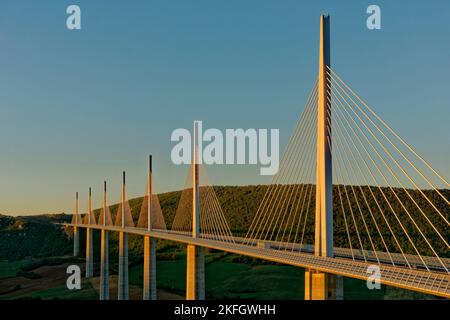 Das Viadukt von Millau führt über die Bundesstraße A75, bekannt als „La Meridienne“, das Tal des Flusses Tarn in Aveyron, Midi-Pyrenees, Frankreich Stockfoto