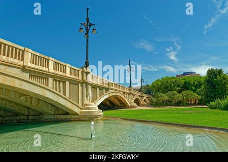 Ehemalige Brücke, die den Fluss Turia überspannt, bevor der Fluss aus dem Stadtzentrum von Valencia verlegt wurde, um Überschwemmungen zu vermeiden, Provinz Valencia, Spanien. Stockfoto