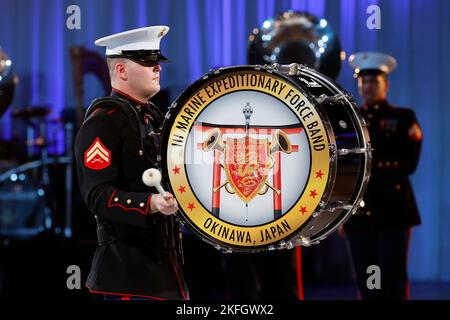 Tokio, Japan. 18.. November 2022. Die U.S. Marines 3. Expeditionary Force Band tritt während des Japan Self-Defense Forces (JSDF) Marching Festival 2022 im Nippon Budokan in Tokio auf. Das Festival ist das größte Musikevent der japanischen Selbstverteidigungskräfte (JSDF), das jährlich um den November herum stattfindet. Es ist Teil der Gedenkfeier zum JSDF-Tag. In diesem Jahr traten ausländische Militärmusikbands aus den USA, Papua-Neuguinea und Pakistan beim Festival auf. (Bild: © Rodrigo Reyes Marin/ZUMA Press Wire) Stockfoto