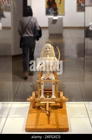 Eine Holzskulptur des hispanischen Künstlers Raymond Lopez mit dem Titel „Carreta de la Muerte“ („Todeswagen“), die im New Mexico Museum of Art in Santa Fe ausgestellt wird. Stockfoto