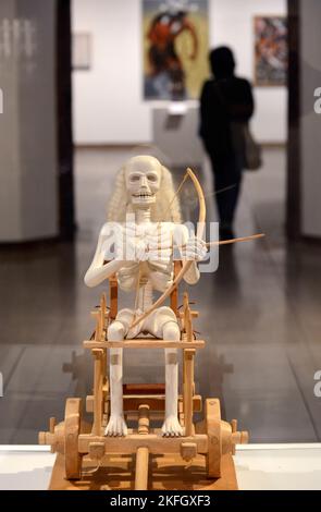 Eine Holzskulptur des hispanischen Künstlers Raymond Lopez mit dem Titel „Carreta de la Muerte“ („Todeswagen“), die im New Mexico Museum of Art in Santa Fe ausgestellt wird. Stockfoto