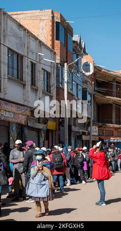 Desaguadero, Bolivien - Juli 28 2022 - viele Menschen, die sich bei der Einwanderung anstellen, um das Land zu betreten oder zu verlassen und legal die Grenze zu überqueren Stockfoto