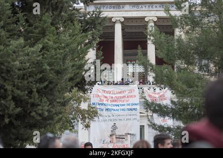 Athen, Griechenland. 17.. November 2022. Banner auf dem Vorplatz der Polytechnischen Universität während der Kundgebung. Feierlichkeiten an der Polytechnischen Schule von Athen und Kundgebung zum 49.. Jahrestag des Aufstands der Polytechnischen Studenten 1973 gegen die Militärjunta, die in Griechenland regierte. Kredit: SOPA Images Limited/Alamy Live Nachrichten Stockfoto