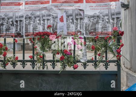 Athen, Griechenland. 17.. November 2022. Blumen, Gemälde und Plakate vor der Tür der Polytechnischen Universität während der Kundgebung. Feierlichkeiten an der Polytechnischen Schule von Athen und Kundgebung zum 49.. Jahrestag des Aufstands der Polytechnischen Studenten 1973 gegen die Militärjunta, die in Griechenland regierte. Kredit: SOPA Images Limited/Alamy Live Nachrichten Stockfoto