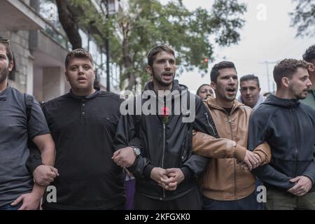 Athen, Griechenland. 17.. November 2022. Schüler rufen Slogans, während sie ihre Hände während der Kundgebung zusammenhalten. Feierlichkeiten an der Polytechnischen Schule von Athen und Kundgebung zum 49.. Jahrestag des Aufstands der Polytechnischen Studenten 1973 gegen die Militärjunta, die in Griechenland regierte. Kredit: SOPA Images Limited/Alamy Live Nachrichten Stockfoto