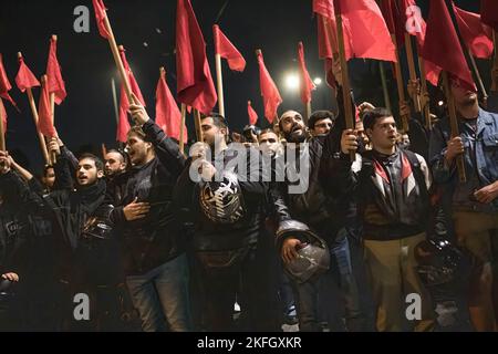 Athen, Griechenland. 17.. November 2022. Mitglieder der Studentenverbände der linken Parteien und Zivilisten marschieren während der Kundgebung. Feierlichkeiten an der Polytechnischen Schule von Athen und Kundgebung zum 49.. Jahrestag des Aufstands der Polytechnischen Studenten 1973 gegen die Militärjunta, die in Griechenland regierte. Kredit: SOPA Images Limited/Alamy Live Nachrichten Stockfoto