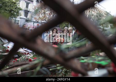 Athen, Griechenland. 17.. November 2022. Während der Kundgebung legen Erwachsene und Kinder Blumen, Kränze und Gemälde am Polytechnischen Denkmal ab. Feierlichkeiten an der Polytechnischen Schule von Athen und Kundgebung zum 49.. Jahrestag des Aufstands der Polytechnischen Studenten 1973 gegen die Militärjunta, die in Griechenland regierte. (Foto von Maria Makraki/SOPA Images/Sipa USA) Quelle: SIPA USA/Alamy Live News Stockfoto