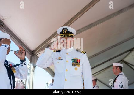 220916-N-ND021-1015 NORFOLK, VA. (16. September 2022) Bef. David Schaller, Kommandant der USS Monterey (CG 61), verlässt die Stilllegungszeremonie des Schiffes. Monterey wurde am 16. Juni 1990 in Betrieb genommen und war 32 Jahre lang ein Kriegsschiff der US-Marine. Stockfoto