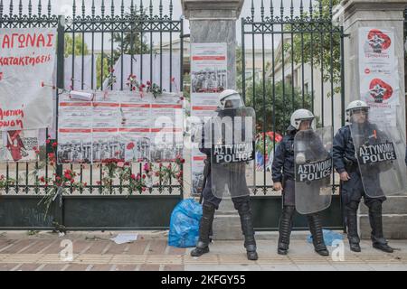 Athen, Griechenland. 17.. November 2022. Polizeibeamte stehen während der Kundgebung vor der Polytechnischen Universität auf Wache. Feierlichkeiten an der Polytechnischen Schule von Athen und Kundgebung zum 49.. Jahrestag des Aufstands der Polytechnischen Studenten 1973 gegen die Militärjunta, die in Griechenland regierte. (Foto von Maria Makraki/SOPA Images/Sipa USA) Quelle: SIPA USA/Alamy Live News Stockfoto