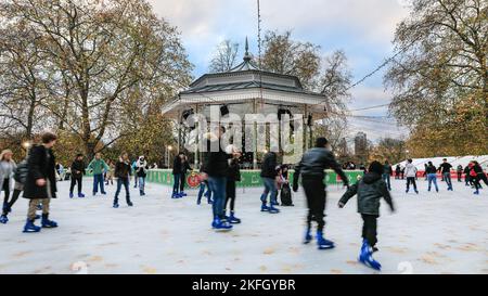 London, Großbritannien. 18.. November 2022. Die beliebte Eisbahn. Winter Wonderland, der jährliche weihnachtsmarkt und der riesige Vergnügungsmarkt, öffnet heute im Hyde Park für die Öffentlichkeit mit Ständen, Restaurants, einem bayerischen Dorf, Achterbahnen, Riesenrad und vielen Attraktionen auf dem Messegelände. Kredit: Imageplotter/Alamy Live Nachrichten Stockfoto