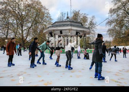 London, Großbritannien. 18.. November 2022. Die beliebte Eisbahn. Winter Wonderland, der jährliche weihnachtsmarkt und der riesige Vergnügungsmarkt, öffnet heute im Hyde Park für die Öffentlichkeit mit Ständen, Restaurants, einem bayerischen Dorf, Achterbahnen, Riesenrad und vielen Attraktionen auf dem Messegelände. Kredit: Imageplotter/Alamy Live Nachrichten Stockfoto