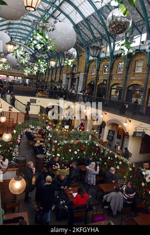 London, UK, 18 Nov 2022 die Weihnachtsfeierlichkeiten beginnen im West End in Covent Garden. Kredit: JOHNNY ARMSTEAD/Alamy Live Nachrichten Stockfoto