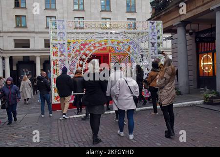 London, UK, 18 Nov 2022 die Weihnachtsfeierlichkeiten beginnen im West End in Covent Garden. Kredit: JOHNNY ARMSTEAD/Alamy Live Nachrichten Stockfoto