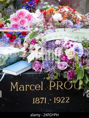 Paris, Frankreich, 18.. November 2022. Feier zum 100. Todestag von Marcel Proust auf seinem Grab auf dem Friedhof von Père Lachaise - Jacques Julien/Alamy Live Stockfoto