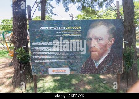 Holambra-sp,brasil-November 17,2022 Gedenktafel mit der Geschichte von vicent van gogh auf Portugiesisch geschrieben, die Gedenktafel befindet sich in einem Park, der van gogh gewidmet ist, Stockfoto