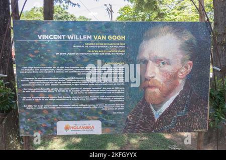 Holambra-sp,brasil-November 17,2022 Gedenktafel mit der Geschichte von vicent van gogh auf Portugiesisch geschrieben, die Gedenktafel befindet sich in einem Park, der van gogh gewidmet ist, Stockfoto