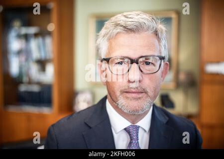 Berlin, Deutschland. 12. Oktober 2022. Andrij Melnyk, damals Botschafter der Ukraine in Deutschland, nahm während eines Interviews mit der dpa Deutsche Presse-Agentur auf. Der ehemalige Botschafter der Ukraine in Deutschland, Andrij Melnyk, wurde zum stellvertretenden Außenminister ernannt. (An dpa 'Ex-Botschafter Melnyk jetzt stellvertretender Außenminister der Ukraine') Quelle: Michael Kappeler/dpa/Alamy Live News Stockfoto