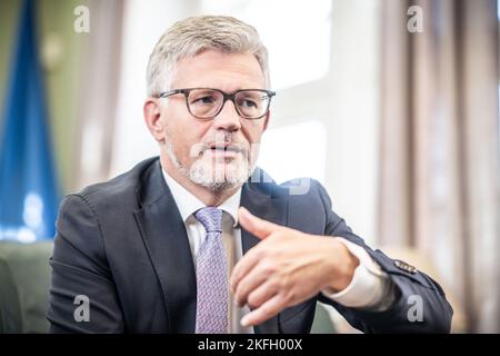 Berlin, Deutschland. 12. Oktober 2022. Andrij Melnyk, damals Botschafter der Ukraine in Deutschland, nahm während eines Interviews mit der dpa Deutsche Presse-Agentur auf. Der ehemalige Botschafter der Ukraine in Deutschland, Andrij Melnyk, wurde zum stellvertretenden Außenminister ernannt. (An dpa 'Ex-Botschafter Melnyk jetzt stellvertretender Außenminister der Ukraine') Quelle: Michael Kappeler/dpa/Alamy Live News Stockfoto