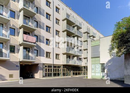 Wien, Wohnhausanlage Geiselbergstraße 28, Wohngarten // Wien, Wohnanlage, Geiselbergstraße 28, „Wohngarten“ Stockfoto
