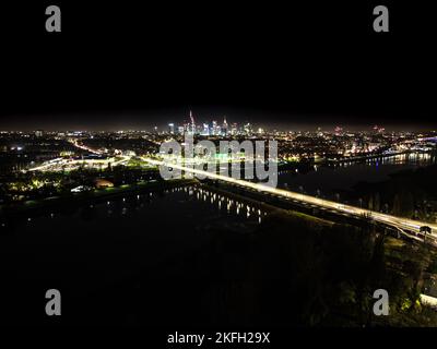 Die Swietokrzyski-Brücke über die Weichsel, auf einer modernen Seilbrücke in Warschau, Downtown. Luftaufnahme bei Nacht Stockfoto