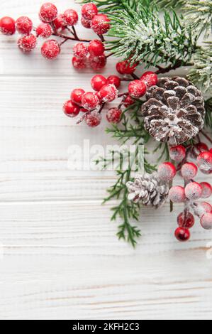 Hintergrund Zu Weihnachten. Tannenbaum-Dekorationen Auf Weißem Holzhintergrund Mit Kopierraum. Weihnachts- oder Neujahrskarte Stockfoto