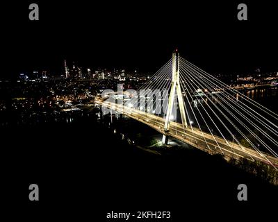 Die Swietokrzyski-Brücke über die Weichsel, auf einer modernen Seilbrücke in Warschau, Downtown. Luftaufnahme bei Nacht Stockfoto