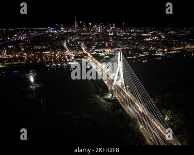 Die Swietokrzyski-Brücke über die Weichsel, auf einer modernen Seilbrücke in Warschau, Downtown. Luftaufnahme bei Nacht Stockfoto