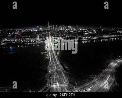 Die Swietokrzyski-Brücke über die Weichsel, auf einer modernen Seilbrücke in Warschau, Downtown. Luftaufnahme bei Nacht Stockfoto
