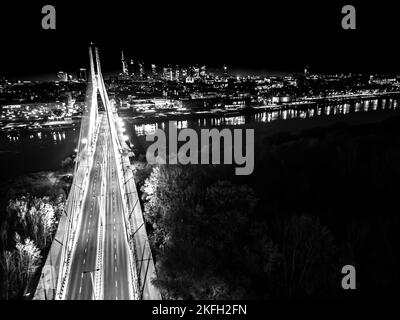 Die Swietokrzyski-Brücke über die Weichsel, auf einer modernen Seilbrücke in Warschau, Downtown. Luftaufnahme bei Nacht Stockfoto